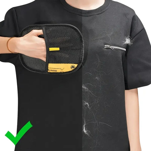 Guante quitapelos para perros eliminando pelo de ropa - DogEssentials